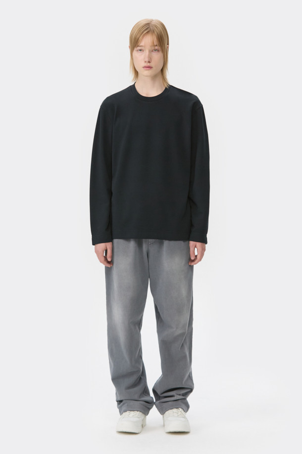 블랙 텍스처 티셔츠는 남성용으로, 미니멀, 클래식, 캐주얼 스타일을 아우르는 베이직한 디자인의 긴소매 티셔츠입니다. 폴리에스테르 소재로 제작되어 사계절 내내 착용 가능하며, 부드러운 촉감이 특징입니다. 레귤러 핏과 라운드넥 디자인으로 편안한 착용감을 선사하며, 자카드 패턴으로 은은한 포인트를 더했습니다. 사이드 라벨 디테일이 돋보이는 이 티셔츠는 일상복으로 활용하기 좋습니다.
