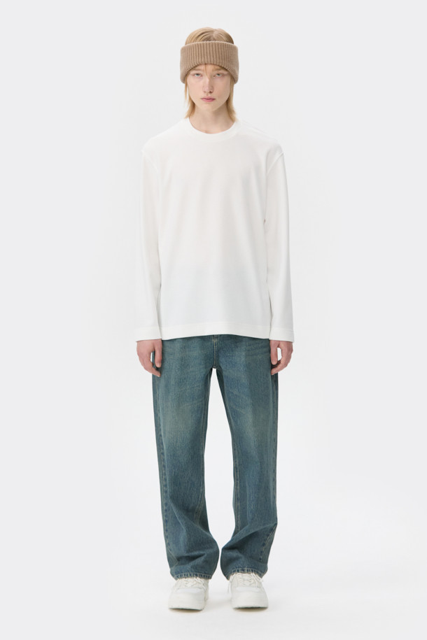 화이트 텍스처 티셔츠는 남성용으로, 베이직한 스타일을 추구하는 분들께 적합합니다. 얇은 두께감과 부드러운 촉감의 폴리에스테르 소재로 제작되어 편안한 착용감을 선사합니다. 라운드넥, 긴 소매, 레귤러 핏 디자인으로, 사계절 내내 활용하기 좋습니다. 자가드 패턴으로 은은한 멋을 더했으며, 사이드 라벨 디테일로 완성도를 높였습니다. 미니멀, 클래식, 캐주얼 스타일을 즐겨 입는 분들에게 추천합니다.
