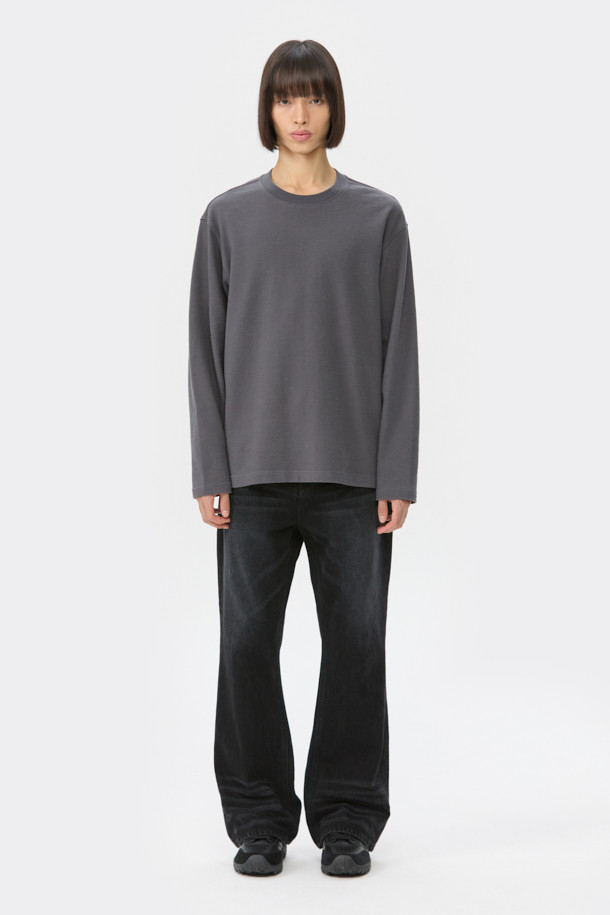 그레이 텍스처 티셔츠는 남성을 위한 베이직 스타일의 긴소매 티셔츠입니다. 봄, 가을에 적합하며, 부드러운 면 소재로 제작되어 편안한 착용감을 선사합니다. 레귤러 핏에 라운드넥 디자인으로, 일상적인 활동에 부담 없이 착용할 수 있습니다. 얇은 두께감과 무지 패턴은 미니멀, 클래식, 캐주얼 등 다양한 스타일에 활용하기 좋습니다. 사이드 라벨 디테일로 깔끔함을 더했습니다.
