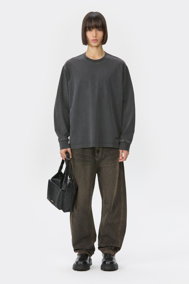 그레이 컬러의 다잉 기법으로 빈티지한 멋을 살린 릴렉스핏 긴소매 티셔츠입니다. 봄, 가을 시즌에 활용하기 좋으며, 부드러운 면 소재로 제작되어 편안한 착용감을 선사합니다. 라운드넥 디자인에 캐주얼, 미니멀, 클래식 스타일을 모두 아우르는 디자인으로, 산책룩과 같은 일상적인 TPO에 적합합니다. 가슴 부분에는 브랜드 로고 자수 디테일이 더해져 은은한 포인트를 줍니다.
