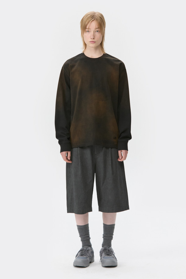 블랙 다잉 티셔츠는 빈티지한 스타일을 연출하는 공용 의류입니다. 사계절 내내 착용 가능하며, 릴렉스 핏으로 편안한 착용감을 선사합니다. 라운드 넥과 긴 소매 디자인으로 제작되었으며, 면 소재 특유의 부드러운 촉감이 특징입니다. 다잉 기법으로 제작되어 개체별 고유한 패턴을 가지며, 하단에는 브랜드 로고 자수가 포인트로 자리 잡고 있습니다. 여행룩, 캐주얼 및 미니멀 스타일을 선호하는 분들께 추천하며, 마감 부분에 미세한 결함이 있을 수 있습니다.
