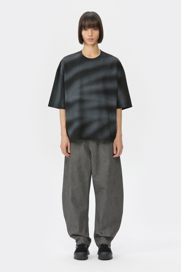 블랙 프린트 반소매 티셔츠는 남성용 상의로, 여름철 캐주얼 스타일을 연출하기에 적합합니다. 부드러운 면 소재로 제작되어 편안한 착용감을 선사하며, 오버핏으로 트렌디한 핏을 제공합니다. 라운드넥 디자인에 프린트 또는 스프레이 무늬가 더해져 개성 있는 스타일을 완성합니다. 휴가룩, 캠핑룩 등 다양한 TPO에 활용 가능하며, 미니멀, 스트리트 스타일을 즐기는 분들께 추천합니다. 손세탁을 권장합니다.
