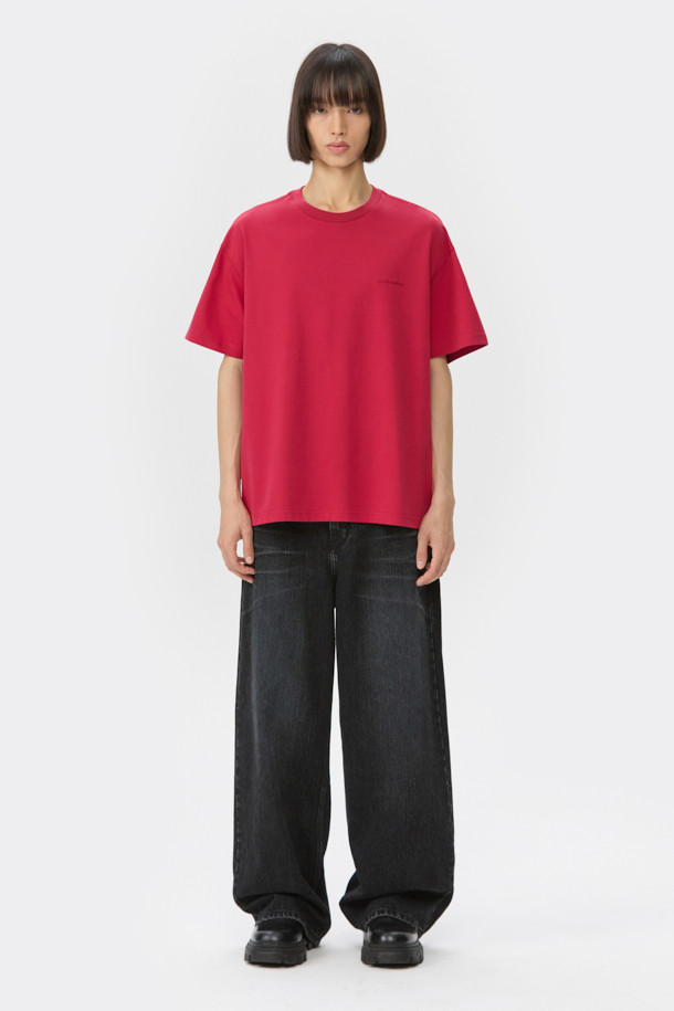 선명한 레드 컬러가 돋보이는 그래픽 반팔 티셔츠입니다. 남녀 모두 착용 가능한 오버핏으로, 봄과 여름 시즌 캐주얼하게 즐기기 좋습니다. 부드러운 면 소재로 제작되어 편안한 착용감을 선사하며, 라운드넥 디자인으로 깔끔한 인상을 줍니다. 전면과 후면에 그래픽 프린트와 자수 디테일이 더해져 개성 있는 스타일을 연출합니다. 산책룩, 봄 소풍룩 등 다양한 TPO에 미니멀, 스트리트 무드를 더해 스타일리시하게 연출해보세요.
