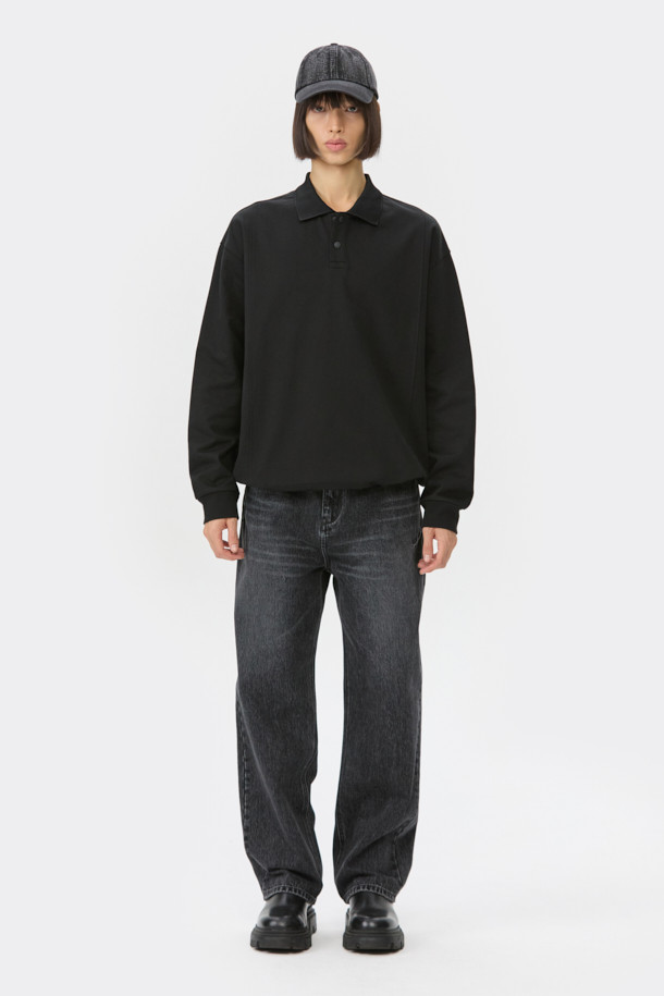 블랙 스웨트 폴로입니다. 부드러운 면 100% 소재로 제작되어 편안한 착용감을 선사합니다. 립 카라 디테일과 긴소매 디자인이 특징이며, 캐주얼하고 미니멀한 스타일을 연출합니다. 밑단 스트링으로 핏 조절이 가능하며, 사이드 포켓이 있어 실용성을 더했습니다. 출근룩이나 산책룩 등 다양한 일상에 활용하기 좋은 오버핏 폴로 스웨트셔츠입니다.
