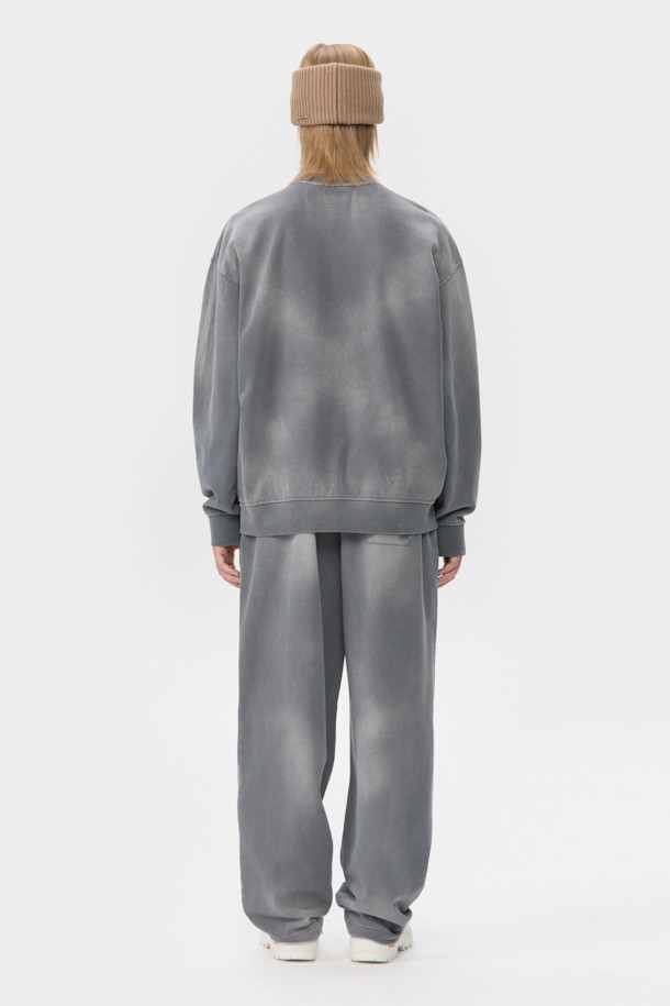 그레이 염색 스웨트셔츠는 캐주얼과 미니멀, 레트로 스타일을 즐기는 분들을 위한 아이템입니다. 릴랙스 핏에 두꺼운 면 소재로 제작되어 탄탄한 촉감을 선사하며, 봄, 가을, 겨울 모두 착용 가능합니다. 빈티지한 무드를 더하는 썰파 다잉과 브러쉬 탈색 기법, 밑단과 소매 시보리, 사이드 포켓 디테일이 특징입니다. 라운드넥 디자인으로 다양한 룩에 매치하기 좋으며, 집콕룩, 산책룩, 캠핑룩 등 편안한 TPO에 활용하기 좋습니다.
