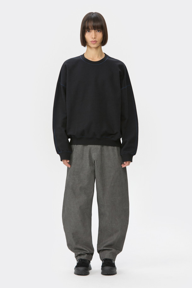 블랙 투톤 스웨트셔츠는 가을, 겨울 시즌에 어울리는 베이직 스타일의 상의입니다. 면 소재의 탄탄한 촉감과 오버핏으로 편안한 착용감을 선사하며, 라운드넥과 긴 소매 디자인으로 제작되었습니다. 집콕룩, 캠핑룩 등 다양한 TPO에 활용 가능하며, 캐주얼, 미니멀, 클래식 스타일을 연출하기 좋습니다. 시보리 디테일과 이중직 원단으로 제작되어 퀄리티를 높였습니다.
