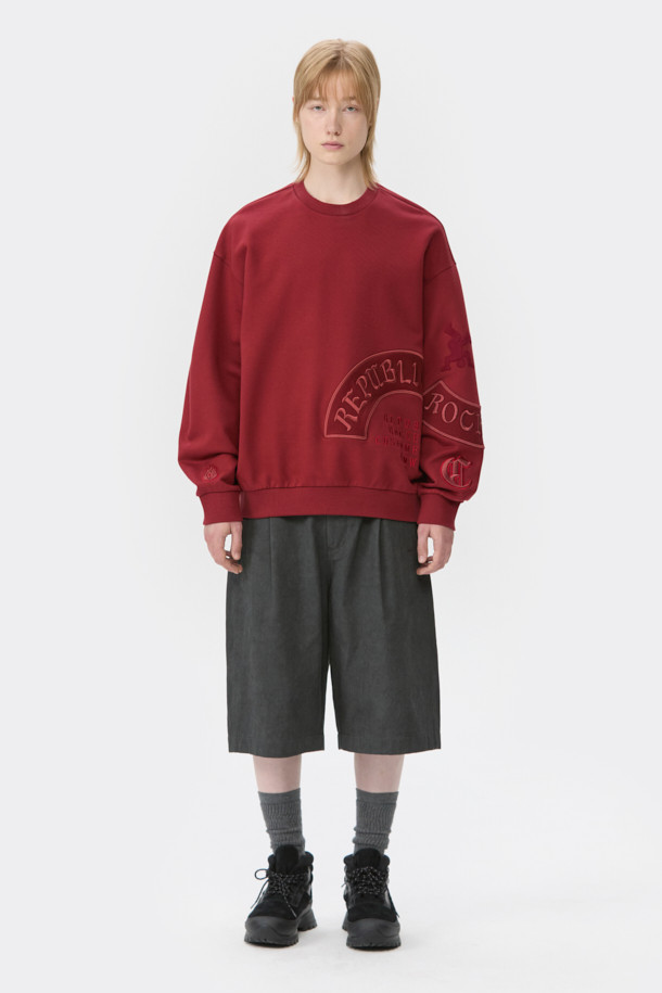 선명한 레드 컬러가 돋보이는 그래픽 스웨트셔츠입니다. 남녀 모두 착용 가능한 릴랙스 핏으로, 캐주얼 및 스포티 스타일을 연출하기 좋습니다. 두꺼운 면 소재로 제작되어 가을, 겨울 시즌에 따뜻하게 입을 수 있으며, 탄탄한 촉감이 특징입니다. 라운드넥 디자인에 긴 소매 기장으로 편안함을 더했으며, 시보리 및 자수 디테일이 포인트를 더합니다. 캠핑룩, 집콕룩 등 다양한 TPO에 활용 가능하며, 미니멀한 스타일 연출에도 용이합니다.
