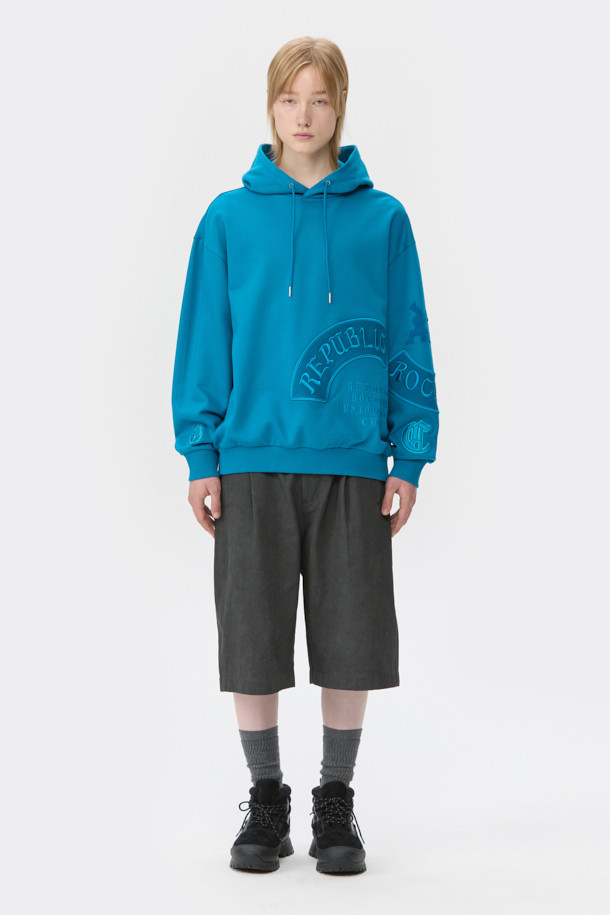 블루 그래픽 후디는 남녀 공용으로, 봄, 가을, 겨울 모두 활용 가능한 두꺼운 두께감의 후드티입니다. 캐주얼 및 스포티한 스타일 연출에 용이하며, 오버핏으로 편안한 착용감을 선사합니다. 면 소재로 제작되었으며, 후드 스트링, 밑단 및 소매 시보리 처리, 그리고 자수 디테일이 특징입니다. 로고 및 그래픽 패턴이 돋보이며, 긴 소매 기장으로 디자인되었습니다.
