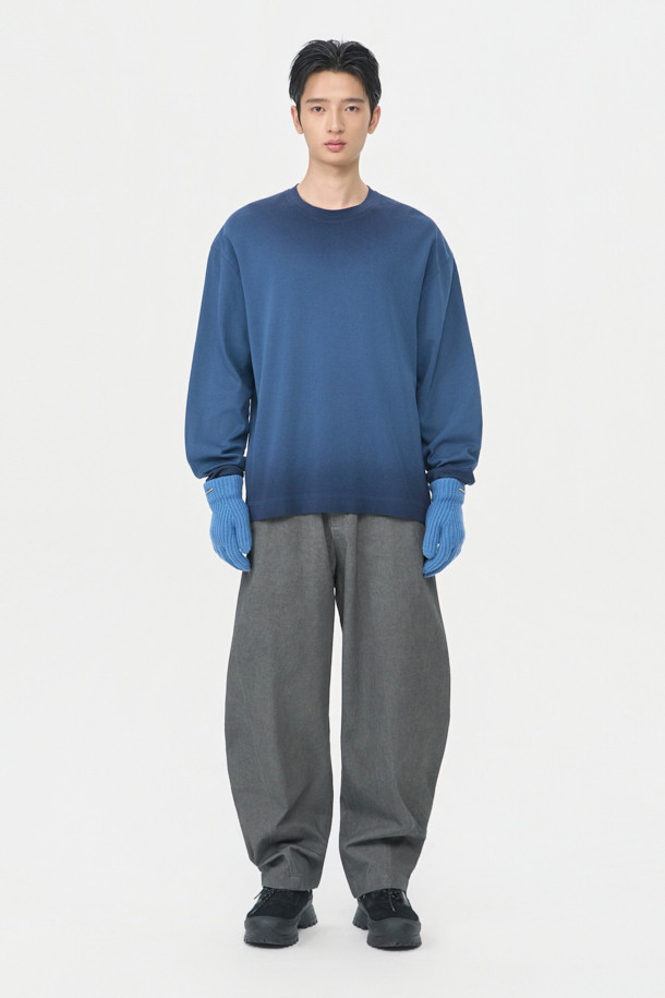 네이비 다잉 티셔츠는 캐주얼 및 미니멀 스타일을 즐기는 남성을 위한 긴 소매 티셔츠입니다. 봄, 가을에 어울리는 레귤러 핏으로, 일상과 산책 시 편안하게 착용할 수 있습니다. 부드러운 면 소재에 루나 다잉 기법으로 은은한 그라데이션 염색을 더해 유니크한 분위기를 연출합니다. 소매 시보리가 있어 활동성을 높였으며, 라운드넥 디자인으로 어떤 스타일에도 쉽게 매치할 수 있습니다.
