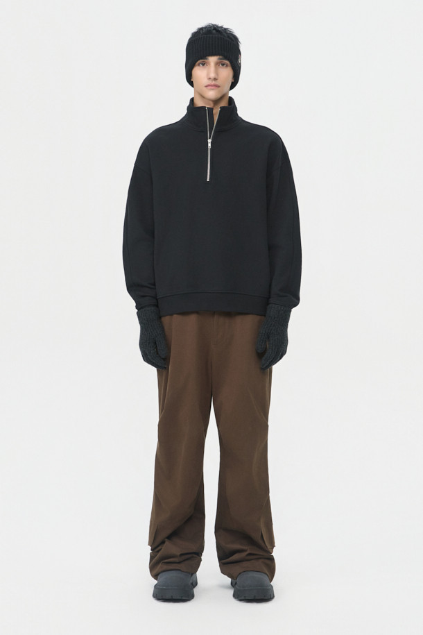 블랙 하프넥 반집업 스웨트셔츠는 남성을 위한 베이직하고 캐주얼한 스타일의 상의입니다. 두께감 있는 면 소재로 제작되어 가을과 겨울에 따뜻하게 착용할 수 있으며, 릴랙스 핏으로 편안한 착용감을 제공합니다. YKK 금속 지퍼와 시보리 마감, 어깨 절개선 디테일이 특징이며, 출근룩과 캠핑룩 등 다양한 TPO에 활용할 수 있습니다. 미니멀, 캐주얼, 클래식 스타일을 선호하는 분들께 추천합니다.
