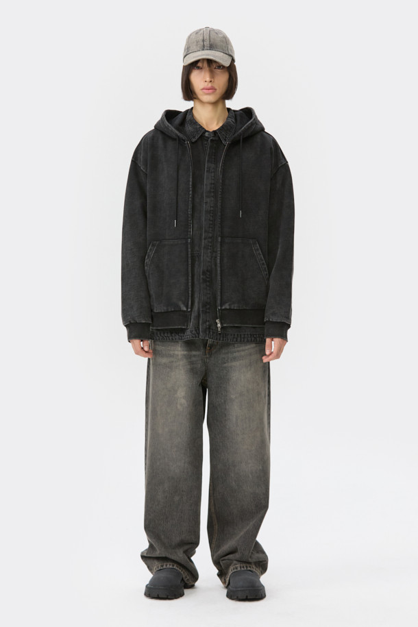 블랙 다잉 집업 후디는 빈티지하고 캐주얼한 스타일의 남녀 공용 후드집업입니다. 봄, 가을, 겨울 세 계절 모두 활용 가능하며, 릴랙스 핏으로 편안한 착용감을 선사합니다. 두꺼운 면 소재에 탄탄한 촉감을 더해, 캠핑룩이나 집콕룩 등 다양한 TPO에 적합합니다. 무지 디자인과 블랙 컬러는 미니멀, 스트리트 등 어떤 스타일에도 쉽게 매치할 수 있으며, 다잉 워싱 기법으로 은은한 빈티지 무드를 연출합니다. 사이드 포켓, 밑단 및 소매 시보리 디테일이 실용성을 더합니다.
