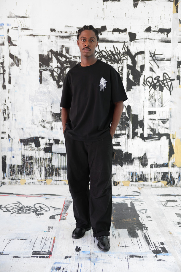 [비스코 스미스] 블랙 그래픽 반팔 티셔츠는 스트릿과 캐주얼 스타일을 즐기는 당신을 위한 아이템입니다. 부드러운 면 소재로 제작되어 편안한 착용감을 선사하며, 봄, 여름 시즌에 적합합니다. BISCO SMITH 작가의 'AsAbove' 작품 모티브를 그래픽 자수와 함께 전면에 담아 유니크한 디자인을 완성했습니다. 뒷넥에는 작가 시그니처 프린팅을 더해 소장 가치를 높였습니다. 릴랙스 핏과 라운드넥 디자인으로 어떤 스타일에도 자연스럽게 어울립니다.
