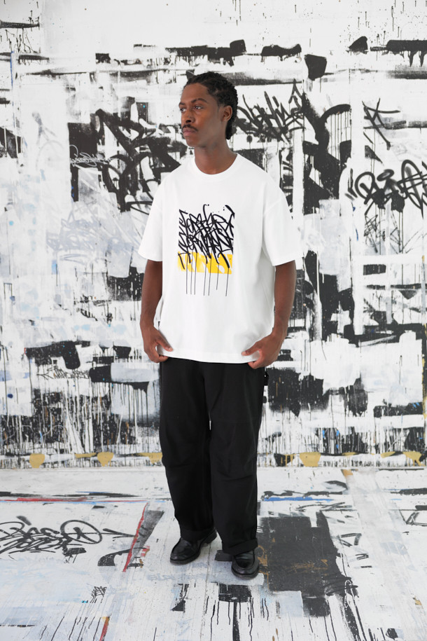 [BISCO SMITH] 화이트 그래픽 하프 슬리브 티셔츠는 BISCO SMITH 작가의 'ForeverForward' 작품을 모티브로 한 제품입니다. 부드러운 면 소재로 제작되어 편안한 착용감을 선사하며, 릴랙스 핏으로 여유로운 실루엣을 연출합니다. 전면에는 그래픽 프린트와 자수 디테일이 돋보이며, 뒷넥 부분에는 작가 시그니처 프린팅으로 포인트를 더했습니다. 캐주얼, 스트리트, 미니멀 스타일을 즐겨 입는 분들에게 적합하며, 동네 마실룩이나 여행룩으로 활용하기 좋습니다. 화이트, 블랙, 옐로우 세 가지 색상으로 만나보세요.
