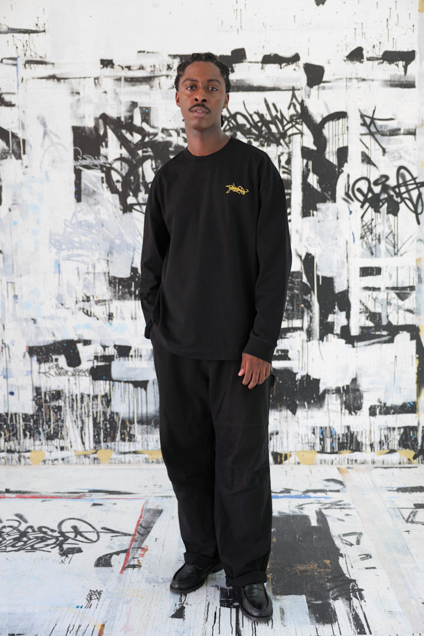 비스코 스미스 블랙 그래픽 티셔츠는 BISCO SMITH 작가의 'ForeverForward' 작품 모티브를 담아낸 긴소매 티셔츠입니다. 전면에 작가 시그니처 프린트, 후면에는 감각적인 프린트와 자수 디테일이 더해져 소장 가치를 높였습니다. 부드러운 면 소재로 제작되어 편안한 착용감을 선사하며, 릴렉스 핏으로 여유로운 실루엣을 연출합니다. 캐주얼, 스트리트, 미니멀 스타일을 즐기는 분들께 추천하며, 봄, 가을 간절기에 동네 마실룩이나 가을 나들이룩으로 활용하기 좋습니다. 라운드넥 디자인과 레귤러 기장으로 어떤 스타일에도 쉽게 매치할 수 있습니다.
