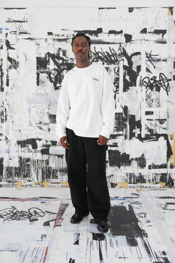 [비스코 스미스] 화이트 그래픽 티셔츠는 [BISCO SMITH] 작가의 'BlueSkies' 작품을 모티브로 한 제품입니다. 전면에는 작가 시그니처 프린트가, 후면에는 그래픽 프린트가 돋보이는 디자인입니다. 부드러운 면 소재로 제작되어 편안한 착용감을 선사하며, 릴랙스 핏으로 제작되어 캐주얼, 스트릿 스타일을 연출하기 좋습니다. 봄, 여름, 가을 시즌에 데이트룩, 동네 마실룩 등 다양한 상황에 활용하기 좋은 긴소매 라운드넥 티셔츠입니다. 얇은 두께감으로 가볍게 착용할 수 있습니다.
