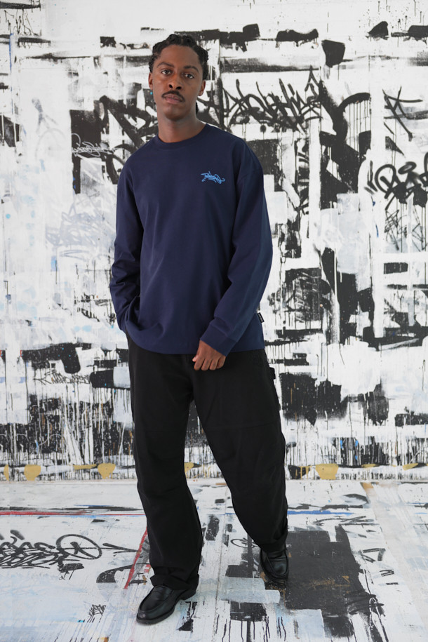 [BISCO SMITH] 네이비 그래픽 티셔츠는 스트릿 스타일을 강조하는 남녀 공용 티셔츠입니다. 면 소재로 제작되어 부드러운 촉감을 선사하며, 봄, 가을에 입기 좋습니다. 릴랙스 핏과 라운드넥 디자인으로 편안한 착용감을 제공하며, 긴소매 기장입니다. 전면의 작가 시그니처 프린트와 후면 프린트, 자수 디테일이 돋보이며, BISCO SMITH 작가의 'CloudControl' 작품 모티브를 담아 소장 가치를 높였습니다.
