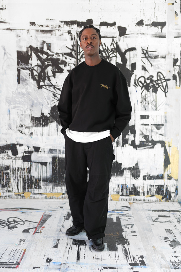 [비스코 스미스] 블랙 그래픽 스웨트셔츠는 BISCO SMITH 작가의 'HoldTheGround' 작품 모티브를 담아낸 스트릿 스타일의 스웻셔츠입니다. 전면에는 작가의 시그니처 프린트가, 후면에는 프린트와 자수 디테일이 더해져 소장 가치를 높였습니다. 릴랙스 핏으로 편안한 착용감을 선사하며, 가을과 겨울철 데일리룩, 동네 마실룩, 여행룩 등 다양한 TPO에 활용하기 좋습니다. 면 소재로 제작되어 탄탄한 촉감을 느낄 수 있으며, 캐주얼, 시티보이 스타일을 즐겨 입는 분들께 추천합니다. 긴 소매 기장으로 보온성을 높였습니다.
