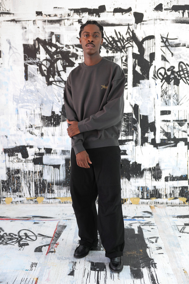 [비스코 스미스] 그레이 그래픽 스웨트셔츠는 BISCO SMITH 작가의 'HoldTheGround' 작품을 모티브로 한 유니크한 디자인이 돋보이는 제품입니다. 전면에는 작가의 시그니처 프린트가, 후면에는 프린트와 자수 디테일이 더해져 소장 가치를 높였습니다. 릴랙스 핏과 두꺼운 면 소재로 제작되어 가을, 겨울철 데일리룩과 동네 마실룩에 적합하며, 캐주얼, 스트리트, 미니멀 스타일을 즐겨 입는 분들께 추천합니다. 라운드넥과 긴소매 디자인으로 편안한 착용감을 제공하며, 그레이 컬러는 어떤 룩에도 쉽게 매치할 수 있어 활용도가 높습니다.
