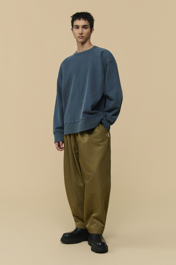 HED MAYNER(헤드 메이너) Grey Dyed 스웻셔츠는 미니멀하고 베이직한 스타일의 오버핏 상의입니다. 두꺼운 면과 아크릴 혼방 소재로 제작되어 뻣뻣한 촉감을 주며, 봄, 가을, 겨울 계절에 착용하기 좋습니다. 무지 디자인에 어깨 봉제선이 없고, 피그먼트 다잉 처리로 은은한 그레이 컬러를 연출합니다. 긴 소매, 라운드넥, 그리고 시보리 디테일과 사이드 포인트 라벨이 특징이며, 집콕룩이나 산책룩은 물론 캐주얼, 클래식 스타일로도 활용 가능합니다.
