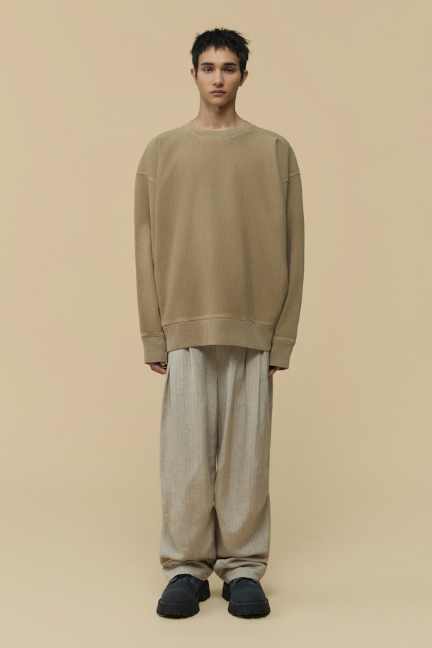 [HED MAYNER] 베이지 다잉 스웻셔츠는 미니멀하고 베이직한 스타일을 추구하는 남성들을 위한 제품입니다. 뻣뻣한 촉감의 두꺼운 면, 아크릴 혼방 소재로 제작되어 봄, 가을, 겨울 모두 착용 가능하며 오버핏 실루엣을 연출합니다. 피그먼트 다잉 처리로 빈티지한 멋을 더했고, 어깨선이 없는 디자인과 가로 결 방향 원단, 밑단 및 소매 시보리가 특징입니다. 라운드넥에 긴 소매 기장으로, 일상에서 편안하게 스타일리시함을 더할 수 있습니다.
