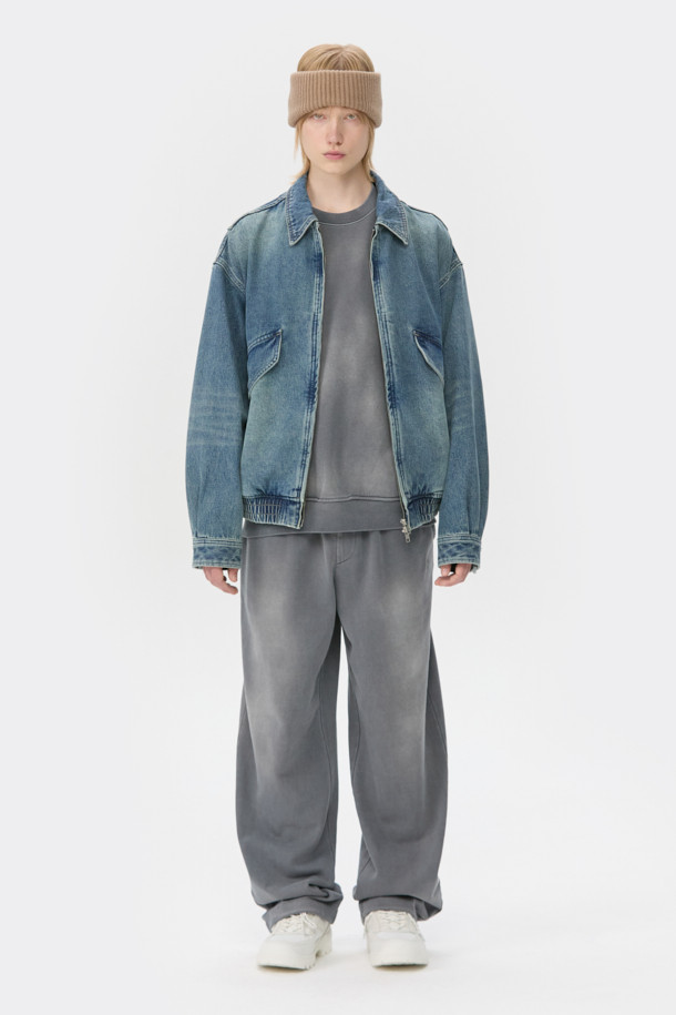 인디고 컬러의 블루 데님 디트로이트 재킷입니다. 봄, 가을에 어울리는 중간 두께감의 면 데님 소재로 제작되었으며, 릴랙스 핏으로 편안한 착용감을 선사합니다. YKK 2-Way 지퍼와 히든 포켓, 밑단 밴딩 디테일이 특징이며, 캐주얼, 스트릿 스타일을 즐겨 입는 남성분들에게 추천합니다. 데이트룩, 봄 소풍룩 등 다양한 TPO에 활용 가능하며, 미니멀한 스타일 연출에도 좋습니다. 긴 소매 기장으로 어떤 룩에도 잘 어울립니다.
