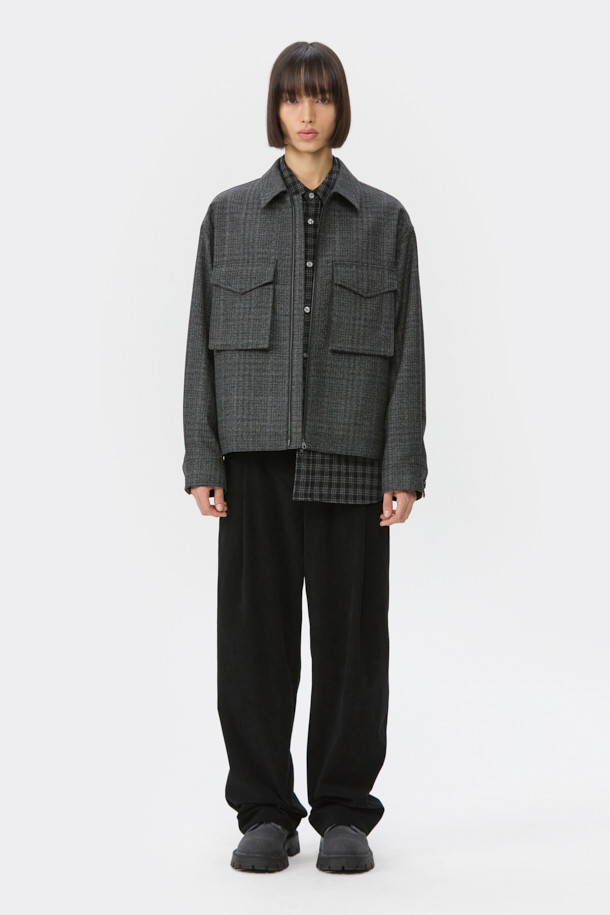 블랙 울 트위드 지퍼 재킷은 가을과 겨울, 당신의 스타일을 완성할 남성용 아우터입니다. 클래식하고 미니멀한 무드를 자아내며, 출근룩, 비즈니스 캐주얼, 모임룩 등 다양한 TPO에 활용하기 좋습니다. 릴랙스핏으로 편안함을 선사하며, YKK 2-Way 지퍼와 가슴 2포켓 디자인으로 실용성을 더했습니다. 두꺼운 울 소재의 트위드 패턴은 고급스러운 질감을, 긴 소매는 따뜻함을 책임집니다. 시크한 스타일을 연출하고 싶은 당신에게 완벽한 선택이 될 것입니다.
