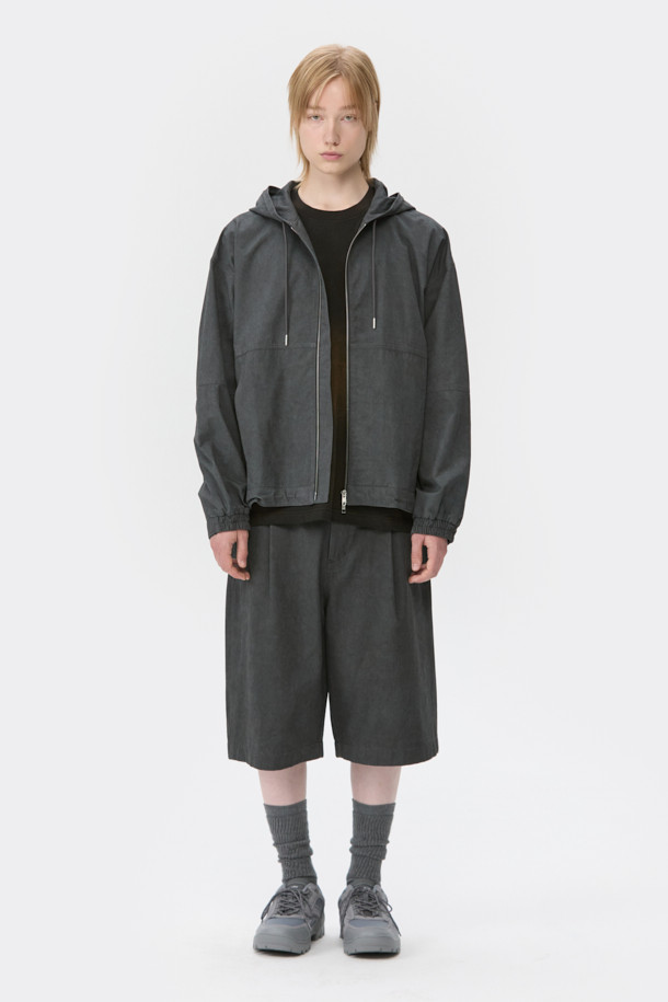 그레이 컬러의 면 혼방 소재로 제작된 후드 집업 재킷입니다. 봄, 가을 간절기에 활용하기 좋은 베이직하고 캐주얼한 스타일의 남성 의류입니다. 후드 스트링과 밑단 스트링으로 핏 조절이 가능하며, 부드러운 촉감과 릴랙스 핏으로 편안한 착용감을 선사합니다. YKK 2-Way 지퍼와 빈티지 다잉 가공으로 디테일을 더했습니다. 산책룩, 봄 소풍룩 등 다양한 일상 스타일링에 활용하기 좋습니다.
