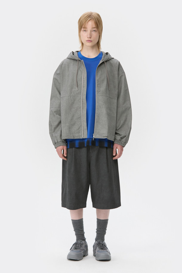 라이트 그레이 면 후드 집업 재킷은 캐주얼하고 미니멀한 스타일을 추구하는 남성분들을 위한 제품입니다. 봄, 가을에 적합하며, 부드러운 촉감의 면 소재로 제작되어 편안한 착용감을 선사합니다. 릴랙스 핏과 레귤러 기장으로 제작되어 편안한 착용감을 제공하며, YKK 2-Way 지퍼와 빈티지 다잉 가공으로 디테일을 더했습니다. 출근룩과 여행룩 등 다양한 TPO에 활용 가능하며, 무지 디자인으로 어떤 스타일에도 쉽게 매치할 수 있습니다.
