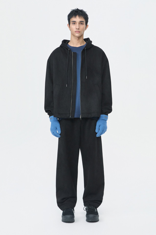 블랙 폴리 스웨이드 후드 집업 재킷은 가을, 겨울철에 캐주얼하고 스포티한 스타일을 연출하기 좋은 남성용 아우터입니다. 부드러운 촉감의 폴리에스테르 스웨이드 소재로 제작되어 편안한 착용감을 선사하며, 두꺼운 두께감으로 보온성을 높였습니다. 릴랙스 핏에 레귤러 기장으로 제작되어 활동성을 보장하며, YKK 2-Way 지퍼, 후드, 스트링 디테일로 실용성을 더했습니다. 일상, 캠핑룩, 산책룩 등 다양한 TPO에 활용할 수 있으며, 미니멀한 디자인으로 어떤 스타일에도 잘 어울립니다. 블랙 컬러의 무지 디자인으로 심플하면서도 세련된 분위기를 연출합니다.
