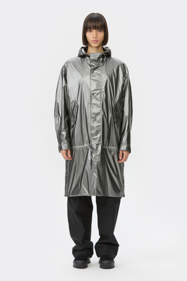 실버 4way 후드 재킷은 남성용 점퍼로, 봄, 가을 간절기에 활용하기 좋은 아이템입니다. 캐주얼, 스포티, 미니멀 스타일을 모두 소화할 수 있으며, 여행룩, 산책룩에 적합합니다. 가볍고 얇은 나일론 소재로 제작되어 편안한 착용감을 제공하며, 오버핏으로 트렌디한 스타일을 연출합니다. 탈부착 후드, 허리 스트링, 4way 변형, 밑단 폴딩 기능으로 다양한 스타일을 연출할 수 있으며, 사이즈 조절 기능이 있어 실용적입니다.
