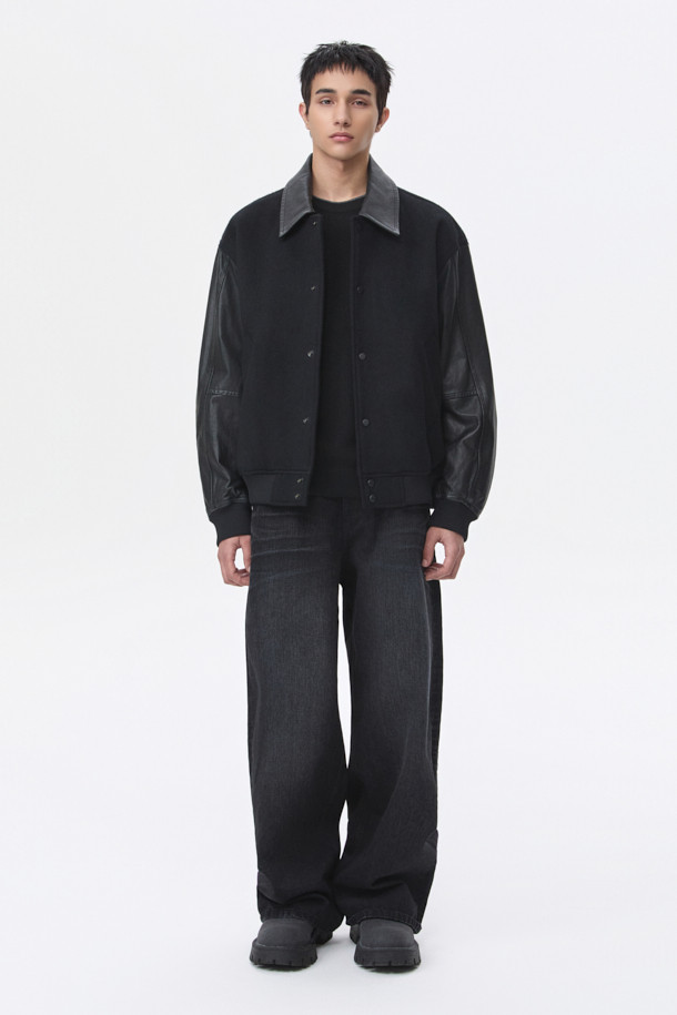 블랙 바시티 재킷은 가을과 겨울, 쌀쌀한 날씨에 따뜻하게 착용하기 좋은 남성용 아우터입니다. 스포티하면서도 캐주얼한 무드를 연출하며, 오버핏으로 편안한 착용감을 선사합니다. 울, 나일론, 레더 소재를 사용하여 부드러운 촉감과 두꺼운 두께감을 자랑합니다. 일상, 출근룩, 모임룩 등 다양한 TPO에 활용 가능하며, 무지 디자인으로 미니멀한 스타일을 완성합니다. 카라 탈부착, 패딩 충전재, 밑단/소매 시보리, 기모 소재 등 다양한 디테일이 돋보입니다.
