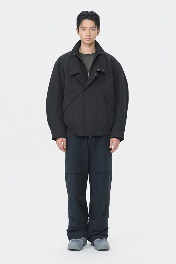 블랙 레이싱 재킷은 남성용 아우터로, 가을과 겨울에 따뜻하게 착용할 수 있습니다. 스포티하면서도 캐주얼한 무드를 연출하며, 일상 및 출근룩에 적합합니다. 릴랙스핏으로 편안한 착용감을 제공하며, 두꺼운 두께감으로 보온성을 높였습니다. 무지 디자인에 YKK 2-Way 지퍼와 이중 여밈 디테일이 돋보이며, 폴리에스테르, 나일론, 면 혼방 소재로 제작되었습니다. 긴 소매 기장의 패딩 코트 타입 레이싱 재킷입니다.
