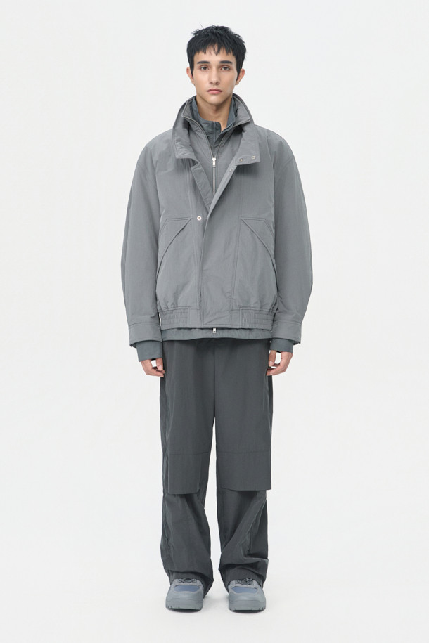 그레이 컬러의 남성용 레이싱 재킷입니다. 릴랙스 핏으로 제작되었으며, 두꺼운 두께감으로 봄, 가을에 착용하기 좋습니다. 무지 디자인에 YKK 2-Way 지퍼와 이중 여밈, 패딩 디테일이 돋보입니다. 출근룩과 모임룩에 캐주얼, 스포티, 미니멀한 스타일로 연출하기 좋습니다. 폴리에스테르, 나일론, 면 혼방 소재의 긴 소매 스포츠 재킷입니다.
