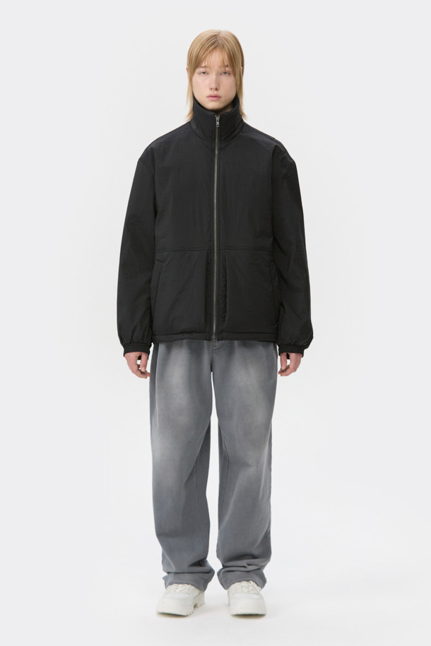 블랙 하이넥 패디드 블루종은 남성용 점퍼로, 가을과 겨울에 따뜻하게 착용할 수 있는 두꺼운 두께감의 패딩 코트입니다. 스포티하면서도 캐주얼한 스타일을 연출하며, 일상 및 출근, 여행 시에도 활용하기 좋습니다. 나일론과 폴리우레탄 혼방 소재로 제작되어 넉넉한 오버핏을 자랑하며, YKK 2-Way 지퍼, 넥 이면 니트 시보리, 소매/밑단 밴딩 마감으로 편안한 착용감을 선사합니다. 보온 기능을 갖춰 추운 날씨에도 따뜻함을 유지하며, 무지 디자인으로 미니멀한 스타일을 완성합니다.
