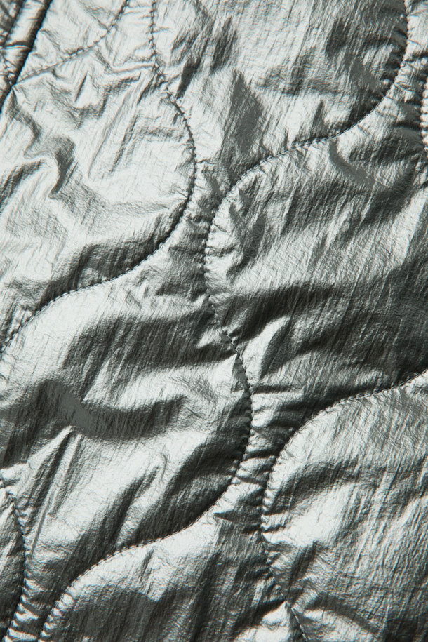 브라운 컬러의 Brown Millerain 파이어맨 재킷입니다. 가을과 겨울에 착용하기 좋은 두꺼운 두께감의 남성용 점퍼로, 밀리터리 및 클래식 스타일을 연출합니다. 면 소재로 제작되었으며, 오버핏 레귤러 기장으로 편안한 착용감을 선사합니다. 탈부착 가능한 패딩 내피와 카라 배색, YKK 2-Way 지퍼, 앞여밈 쇠고리 디테일이 특징입니다. 출근룩, 클래식, 미니멀, 워크웨어 스타일로 다양한 코디에 활용하기 좋습니다.
