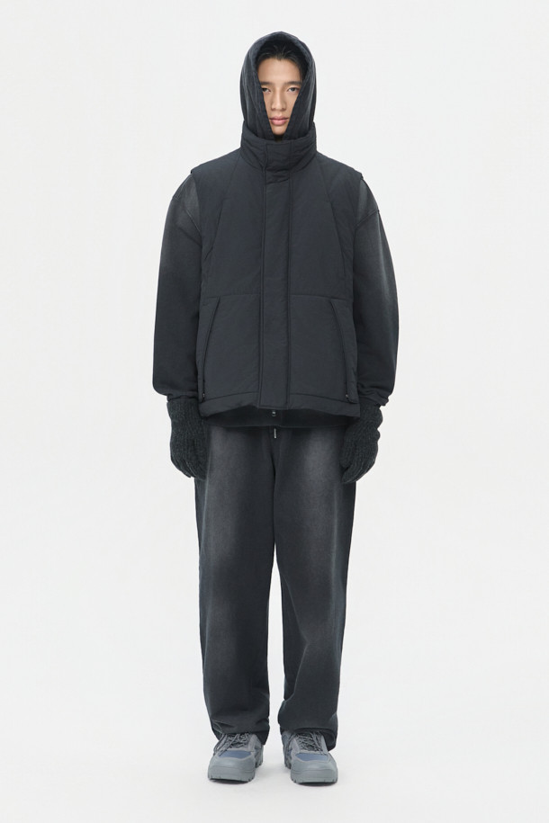 블랙 인시전 패디드 베스트는 가을과 겨울 시즌, 일상 및 출근룩, 여행룩에 모두 잘 어울리는 미니멀한 스타일의 패딩 베스트입니다. 하이넥 디자인과 YKK 2-Way 지퍼, 몸판 절개 디테일이 특징이며, 릴렉스 핏으로 편안한 착용감을 선사합니다.  나일론 소재로 제작되어 두꺼운 두께감과 은은한 광택감을 자랑하며, 무지 스타일로 어떤 룩에도 쉽게 매치할 수 있습니다. 스트링과 스토퍼 디테일이 더해져 더욱 세련된 느낌을 줍니다. 민소매 디자인으로 다양한 레이어드 연출이 가능합니다.
