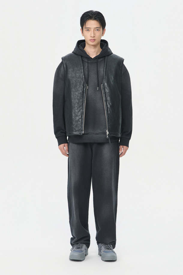 블랙 페이크 레더 리버시블 베스트는 남성용 아우터로, 가을과 겨울에 따뜻하고 스타일리시하게 연출할 수 있습니다. 캐주얼 및 베이직 스타일을 위한 무지 디자인이며, YKK 2-Way 지퍼와 페이크 퍼, 페이크 가죽 양면 사용으로 실용성을 높였습니다. 두꺼운 두께감으로 보온성을 더하며, 레귤러핏과 민소매 디자인으로 편안한 착용감을 제공합니다. 출근룩과 모임룩, 그리고 캐주얼, 클래식, 미니멀 스타일 모두 소화 가능한 활용도 높은 아이템입니다.
