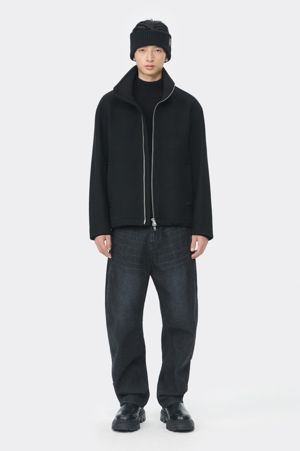 블랙 울 하이넥 재킷은 미니멀하고 베이직한 스타일을 추구하는 남성 고객을 위한 아우터입니다. 가을과 겨울, 출근룩에 적합하며, 오버핏으로 편안한 착용감을 선사합니다. 울과 나일론 혼방의 두꺼운 소재로 제작되어 보온성을 높였으며, 하이넥 디자인과 긴소매가 특징입니다. YKK 2-Way 지퍼, 밑단 스트링, 넥 이면 시보리 디테일로 기능성을 더했습니다.
