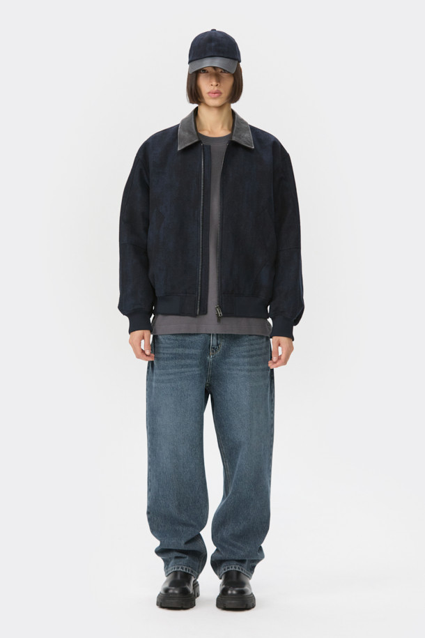 네이비 울 자카드 재킷은 가을과 겨울, 두 계절에 걸쳐 활용하기 좋은 남성용 점퍼입니다. 베이직하면서도 캐주얼한 스타일로, 출근룩과 데이트룩 등 다양한 TPO에 적합합니다. 고급스러운 울, 면, 폴리에스테르, 나일론 혼방 소재로 제작되어 두꺼운 두께감과 넉넉한 오버핏으로 편안한 착용감을 선사합니다. 자카드 패턴이 은은하게 돋보이며, 시보리 디테일과 YKK 2-Way 지퍼를 사용하여 실용성까지 더했습니다. 캐주얼, 클래식, 미니멀 스타일을 즐기는 남성분들께 추천합니다.
