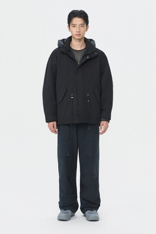 블랙 후드 라이너 필드 재킷은 남성용 점퍼로, 가을과 겨울에 착용하기 좋은 캐주얼 스타일의 아우터입니다. 무지 패턴의 블랙 컬러에 오버핏으로 디자인되었으며, 두꺼운 두께감으로 따뜻함을 더했습니다. 코튼, 폴리에스테르, 나일론 혼방 소재로 제작되었으며, 탈부착 가능한 다운 라이너가 내장되어 있어 보온성을 높였습니다. 허리 스트링과 YKK 2-Way 지퍼 디테일로 실용성을 더했으며, 긴소매와 후드 디자인으로 편안한 착용감을 제공합니다. 안감은 나일론 소재를 사용했습니다.
