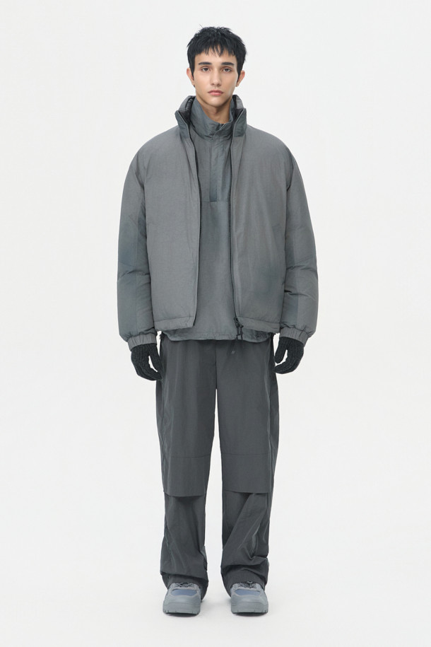 리버시블 다운 재킷은 겨울철 일상과 여행룩에 모두 활용하기 좋은 남성용 아우터입니다. 블랙 컬러의 무지 디자인으로, 캐주얼, 미니멀, 클래식 스타일을 즐겨 입는 분들께 추천합니다. 구스다운 80:20 충전재를 사용하여 보온성을 높였으며, YKK 2-Way 지퍼와 빈티지 워싱 디테일로 고급스러움을 더했습니다. 두꺼운 두께감의 오버핏으로 편안한 착용감을 선사하며, 필요에 따라 양면을 활용할 수 있어 실용적입니다. 긴 소매 기장의 레귤러 기장으로, 어떤 스타일에도 자연스럽게 매치됩니다.
