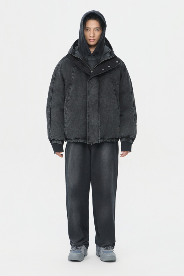 그레이 데님 다잉 후드 다운 재킷은 남성용 겨울 아우터입니다. 캐주얼 및 빈티지 스타일을 결합하여 독특한 분위기를 연출하며, 오버핏의 넉넉한 핏으로 편안함을 더했습니다. 무지 패턴의 데님 소재에 구스다운 80:20 충전재를 사용하여 보온성을 높였으며, 빈티지한 촉감이 특징입니다. YKK 2-Way 지퍼와 파이핑 라인 디테일로 디자인의 완성도를 높였으며, 두꺼운 두께감으로 추운 날씨에도 따뜻하게 착용할 수 있습니다.
