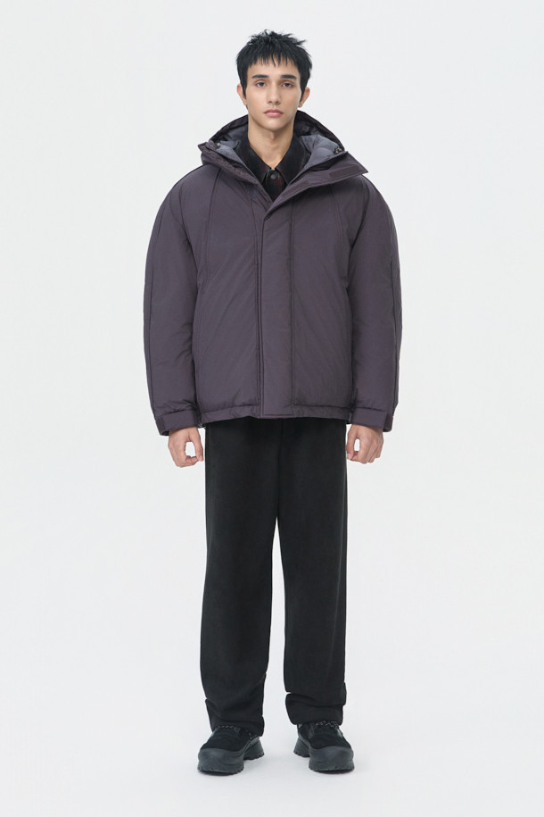 와인 컬러의 Wine Light Fabric 후드 다운 재킷은 겨울철 일상룩과 출근룩에 모두 잘 어울리는 남성용 아우터입니다. 미니멀한 스타일을 추구하는 남성분들을 위한 오버핏 디자인으로, 부드러운 촉감의 폴리에스터 소재와 두꺼운 두께감으로 따뜻함을 선사합니다. 구스다운 80:20 충전재를 사용하여 보온성을 높였으며, ITALY LIMONTA 초경량 소재로 제작되어 가볍고 편안한 착용감을 제공합니다. YKK 2-Way 지퍼 디테일로 실용성을 더했으며, 레귤러 기장의 후드 디자인으로 캐주얼하면서도 클래식한 분위기를 연출합니다.
