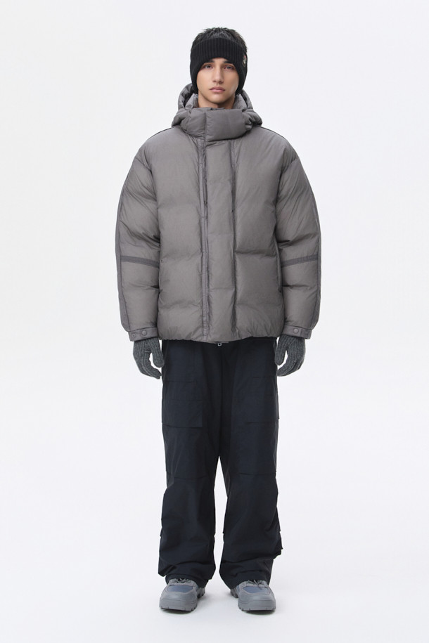 그레이 미들 후드 다운 재킷은 남성용 아우터로, 겨울철 캐주얼 스타일을 연출하기에 적합합니다. 무지 디자인에 오버핏으로 제작되어 편안한 착용감을 선사하며, 출근룩 및 캠핑룩 등 다양한 TPO에 활용할 수 있습니다. 80:20 구스다운 충전재와 두꺼운 두께감으로 뛰어난 보온성을 자랑하며, 벨크로 탈부착 후드, YKK 2-Way 지퍼, 초경량 소재 등 실용적인 기능성을 갖추었습니다. 시티보이, 미니멀 스타일을 선호하는 남성에게 추천하는 필수 아이템입니다.
