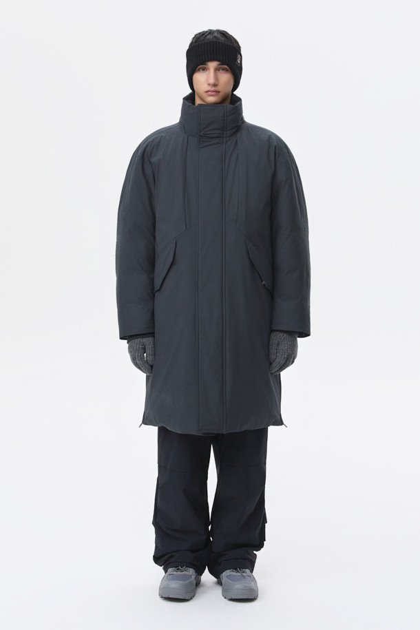 세련된 그레이 롱 다운 재킷입니다. 겨울철 추위를 완벽하게 막아줄 두꺼운 두께감과 오버핏 디자인으로 편안한 착용감을 선사합니다. 미니멀하고 베이직한 스타일로, 출근룩을 포함한 다양한 일상 패션에 활용하기 좋습니다. 80:20 구스다운 충전재와 YKK 2-Way 지퍼, 사이드 지퍼 슬릿, 히든 포켓 디테일로 기능성과 디자인을 모두 갖췄습니다. 폴리에스테르 소재로 제작되어 관리가 용이하며, 긴 소매 기장으로 보온성을 높였습니다.
