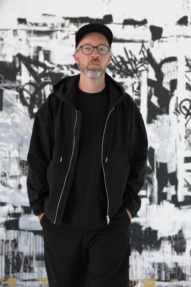 **[BISCO SMITH] 블랙 코튼 후드 집업 재킷**

[BISCO SMITH] 블랙 코튼 후드 집업 재킷은 봄, 가을 간절기에 적합한 아우터입니다. 캐주얼, 스트릿 스타일을 넘나드는 디자인으로, 릴랙스 핏의 크롭 기장이 특징입니다. 면 소재로 제작되어 두꺼운 두께감을 자랑하며, YKK 2-Way 지퍼, 후드 및 밑단 스트링, 전면 포켓 등 실용적인 디테일이 돋보입니다. 'AsAbove' 작품 자수 디테일이 돋보이는 이 재킷은 동네 마실룩, 캠핑룩 등 다양한 TPO에 활용하기 좋습니다.
