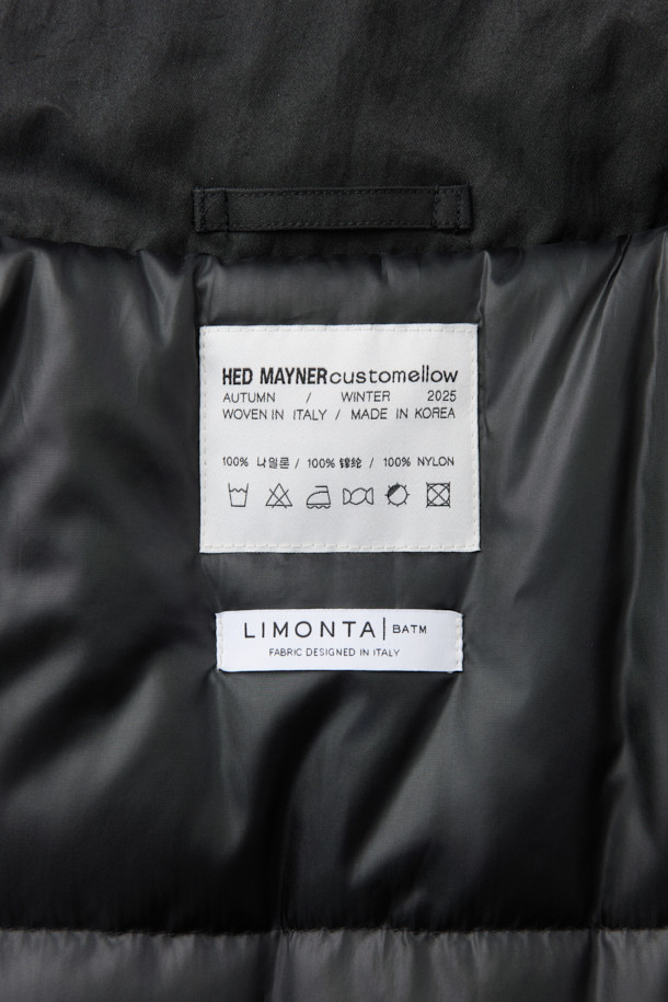 [HED MAYNER] 블랙 오버사이즈 핏 패딩 파카는 겨울철 일상과 출근룩에 모두 잘 어울리는 남성용 점퍼입니다. 부드러운 나일론 소재와 두꺼운 두께감으로 보온성을 높였으며, 오버핏 디자인과 라운드 숄더, 소매 스트랩 디테일이 특징입니다. 퀼팅 안감과 내외부 포켓 구성으로 실용성을 더했으며, 지퍼 여밈 방식으로 간편하게 착용할 수 있습니다. 미니멀하고 시크한 스타일을 연출하기에 좋으며, 다양한 룩에 활용하기 용이합니다.
