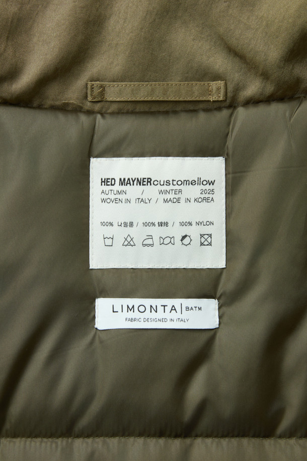 [HED MAYNER] 골드 오버사이즈 핏 패딩 파카는 겨울철 일상과 출근룩에 모두 잘 어울리는 남성용 아우터입니다. 모던한 무드의 무지 디자인에 오버핏으로 제작되어 편안하면서도 세련된 스타일을 연출합니다. 두꺼운 두께감의 나일론 소재와 퀼팅 안감으로 보온성을 높였으며, 구조적인 패턴과 소매 스트랩 디테일이 특징입니다. 집업 스타일로 간편하게 착용 가능하며, 내부 및 외부 포켓과 포켓 하단 포인트 라벨이 실용성을 더합니다. 미니멀, 클래식, 시크한 스타일을 즐기는 분들께 추천하는 패딩입니다.
