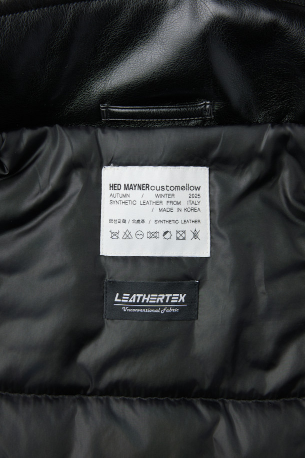 HED MAYNER (헤드 메이너)의 블랙 페이크 레더 패디드 파카는 겨울철 일상에서 모던하고 미니멀한 스타일을 연출하기에 완벽한 아우터입니다. 부드러운 합성 가죽 소재에 넉넉한 오버핏 실루엣으로 편안한 착용감을 선사하며, 퀼팅 안감과 두꺼운 두께로 뛰어난 보온성을 제공합니다. 라운드 숄더, 소매 스트랩, 내/외부 포켓, YKK 2-Way 지퍼, 은은한 광택감 등의 디테일이 돋보이며, 긴 소매 기장으로 세련된 분위기를 더합니다. 시크하고 캐주얼한 스타일을 즐기는 남성분들께 추천하는 아이템입니다.
