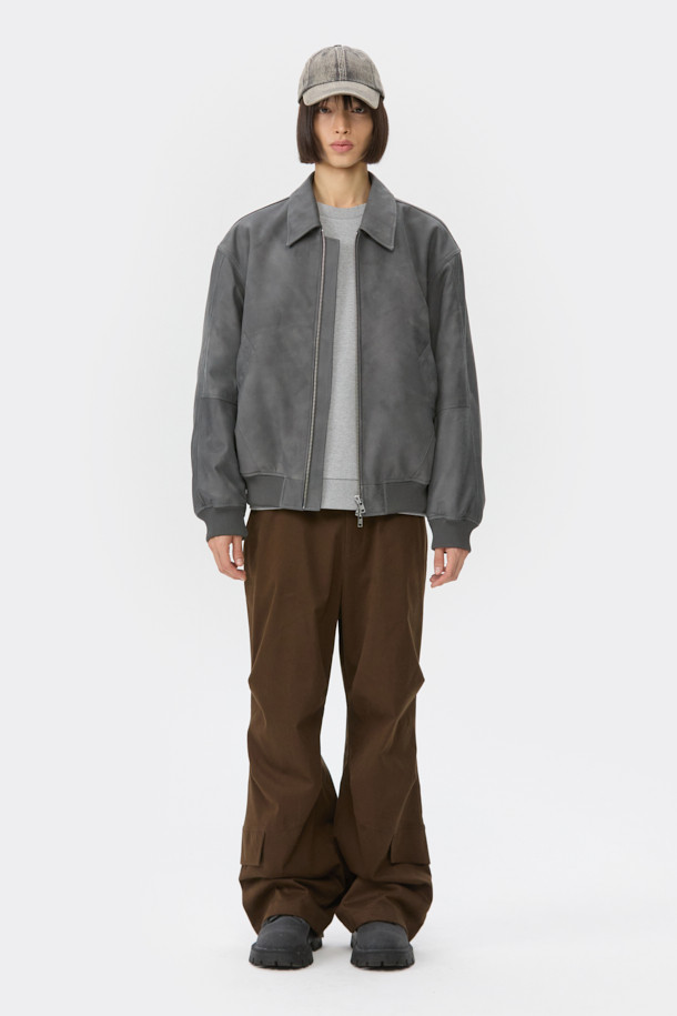 세련된 그레이 컬러의 소가죽 버시티 재킷입니다. 남녀 모두 착용 가능하며, 가을과 겨울에 따뜻하게 입을 수 있습니다. 오버핏 디자인에 YKK 2-Way 지퍼와 시보리 디테일로 스포티하고 캐주얼한 무드를 연출합니다. 부드러운 촉감의 두꺼운 소가죽 소재로 제작되어 편안함과 스타일을 동시에 잡았습니다. 출근룩과 모임룩 모두 소화 가능한, 캐주얼, 스포티, 미니멀 스타일을 즐기는 분들에게 추천합니다.
